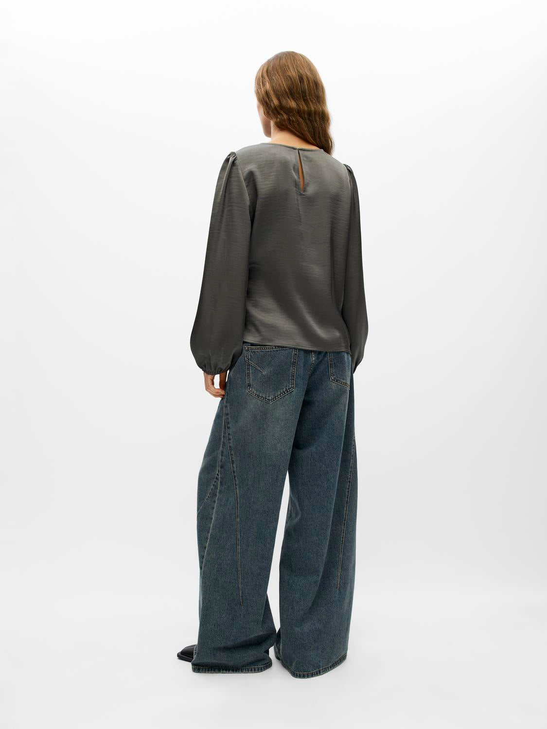 model_shot-back